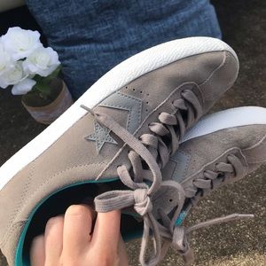 Gray converse cons with blue interior size 9.5